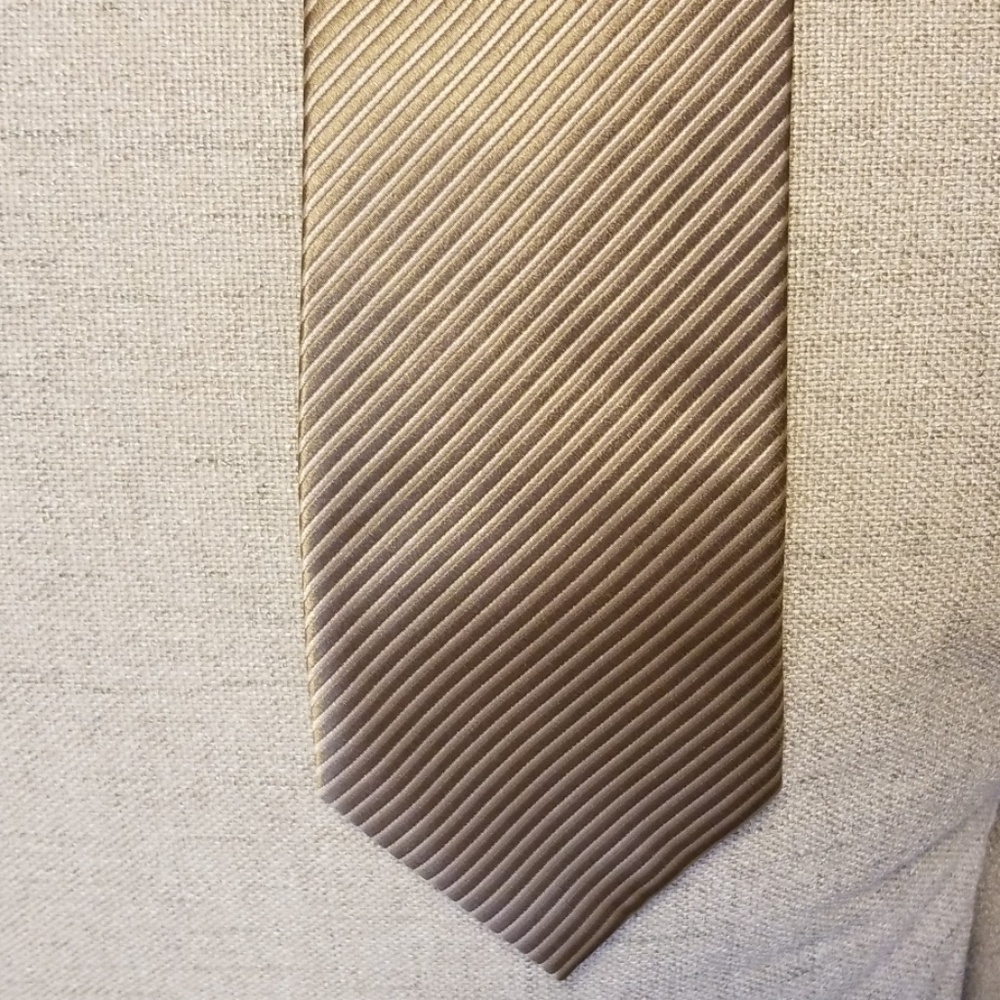 Men's gold striped tie